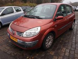 Rood (metallic) Gebruikt 2004 Renault Scénic II Komfort MPV | € 795 (Eerlijke prijs)