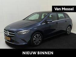 Blauw, metallic lak Gebruikt 2019 Mercedes B180 Business MPV | € 25.440 (Eerlijke prijs)