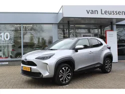 Grijs, metallic lak Gebruikt 2024 Toyota Yaris Cross SUV | € 29.400 (Eerlijke prijs)