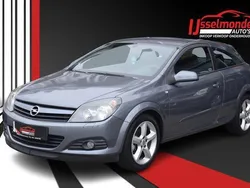 Grijs, metallic lak Gebruikt 2005 Opel Astra GTC Sport Hatchback | € 3.940 (Iets duurder)