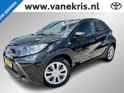 Zwart Gebruikt 2024 Toyota Aygo Play Hatchback | € 18.640 (Eerlijke prijs)