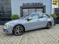 Grijs Gebruikt 2022 VW Golf VIII Life Stationwagen | € 20.895 (Eerlijke prijs)
