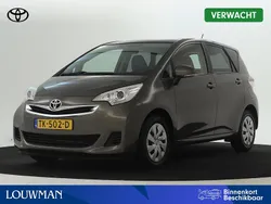 Bruin, metallic lak Gebruikt 2015 Toyota Verso-S Limited MPV | € 12.990 (Super prijs)