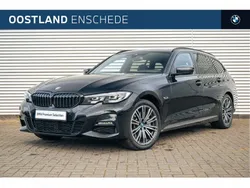 Saphirschwarz (donker zwart metallic) Gebruikt 2022 BMW 330e Executive Stationwagen | € 37.950 (Eerlijke prijs)