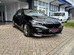 Zwart Gebruikt 2022 BMW 118 Comfort Edition Hatchback | € 26.450 (Eerlijke prijs)