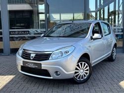 Grijs, metallic lak Gebruikt 2009 Dacia Sandero Lauréate Hatchback | € 2.799 (Eerlijke prijs)