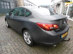 Grijs Gebruikt 2014 Opel Astra Sedan | € 6.395 (Eerlijke prijs)
