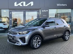 Grijs, metallic lak Nieuw 2024 Kia Stonic GT-Line SUV | € 29.945 (Eerlijke prijs)