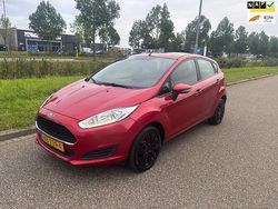 Rood Gebruikt 2017 Ford Fiesta Style Hatchback | € 7.250 (Super prijs)