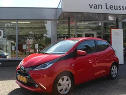 Rood Gebruikt 2015 Toyota Aygo X-play Hatchback | € 5.700 (Eerlijke prijs)