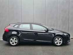 Zwart Gebruikt 2017 Volvo V40 Momentum Hatchback | € 14.950 (Super prijs)