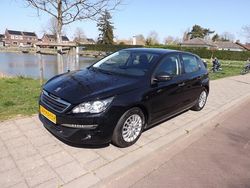 Zwart Gebruikt 2016 Peugeot 308 Access Hatchback | € 8.995 (Eerlijke prijs)