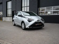 Zilver, metallic lak Gebruikt 2020 Toyota Aygo Hatchback | € 7.950 (Super prijs)