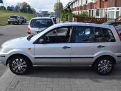 Grijs Gebruikt 2004 Ford Fusion Ghia MPV | € 1.840 (Eerlijke prijs)