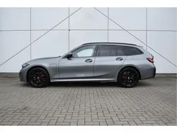 Skyscraper grey (donker grijs metallic) Gebruikt 2025 BMW 330e Comfort Edition Stationwagen | € 74.858