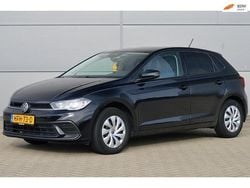 Zwart (metallic) Gebruikt 2022 VW Polo Life Hatchback | € 18.950 (Goede deal)