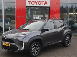 Grijs, metallic lak Gebruikt 2023 Toyota Yaris Cross SUV | € 28.900 (Eerlijke prijs)