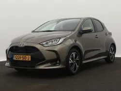 Groen, metallic lak Gebruikt 2024 Toyota Yaris Edition Hatchback | € 26.445 (Eerlijke prijs)