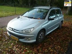 Grijs (metallic) Gebruikt 2005 Peugeot 206 Hatchback | € 950 (Eerlijke prijs)