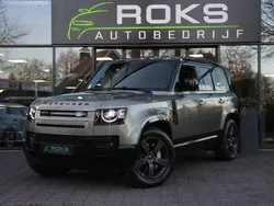 Groen, metallic lak Gebruikt 2024 Land Rover Defender Black Edition SUV | € 98.850 (Eerlijke prijs)