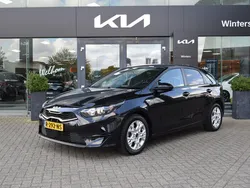 Zwart, metallic lak Gebruikt 2022 Kia Ceed Hatchback | € 17.885 (Eerlijke prijs)