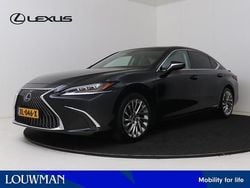 Graphite black metallic (donker zwart metallic) Gebruikt 2019 Lexus ES300H President Line Sedan | € 39.950