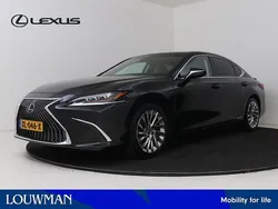 Graphite black metallic (donker zwart metallic) Gebruikt 2019 Lexus ES300H President Line Sedan | € 39.950