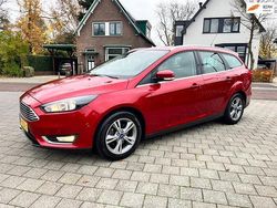 Rood (metallic) Gebruikt 2016 Ford Focus Stationwagen | € 5.499 (Goede deal)