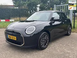 Zwart Nieuw 2025 Mini Cooper Favoured Hatchback | € 37.900 (Eerlijke prijs)