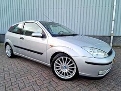 Grijs, metallic lak Gebruikt 2003 Ford Focus Hatchback | € 1.395 (Iets duurder)