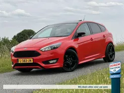 Rood Gebruikt 2017 Ford Focus ST-Line Hatchback | € 13.650 (Eerlijke prijs)
