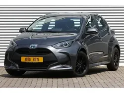 Grijs Gebruikt 2023 Toyota Yaris Hybrid Active Hatchback | € 21.985 (Eerlijke prijs)