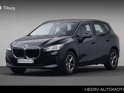 Saphirschwarz metallic (zwart metallic) Gebruikt 2023 BMW 218 Active Tourer Comfort Edition MPV | € 31.880 (Super prijs)