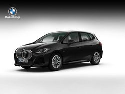 Saphirschwarz metallic (zwart metallic) Gebruikt 2024 BMW 225 Active Tourer Comfort Edition MPV | € 37.450 (Goede deal)