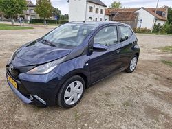 Blauw Gebruikt 2015 Toyota Aygo X-play Hatchback | € 7.999 (Eerlijke prijs)
