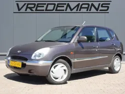Grijs, metallic lak Gebruikt 2000 Daihatsu Sirion Hatchback | € 950 (Goede deal)