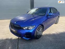 Blauw Gebruikt 2022 BMW 320e M Sport Sedan | € 29.999 (Goede deal)