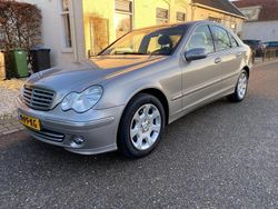 Grijs (metallic) Gebruikt 2004 Mercedes C200 Elegance Sedan | € 3.950 (Iets duurder)