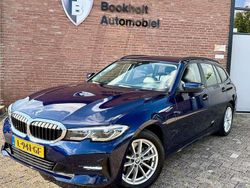 Blauw, metallic lak Gebruikt 2021 BMW 320e Efficient Dynamics Stationwagen | € 22.950 (Goede deal)