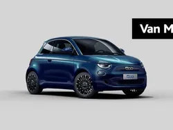 Blauw, metallic lak Nieuw 2025 Fiat 500e La Prima Hatchback | € 28.323 (Goede deal)