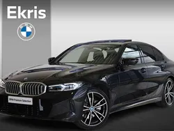 Saphirschwarz metallic (475) (zwart metallic) Gebruikt 2024 BMW 330e Comfort Edition Sedan | € 50.750 (Goede deal)