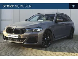 Grijs, metallic lak Gebruikt 2022 BMW 530 Executive Stationwagen | € 46.950 (Iets duurder)