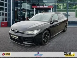 Zwart, metallic lak Nieuw 2024 VW Passat R-line Stationwagen | € 54.950 (Eerlijke prijs)
