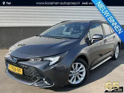Grijs, metallic lak Gebruikt 2023 Toyota Corolla Active Stationwagen | € 27.900 (Eerlijke prijs)