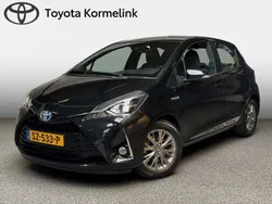 Zwart, metallic lak Gebruikt 2018 Toyota Yaris Hybrid Plus Hatchback | € 17.950 (Eerlijke prijs)