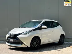 Wit Gebruikt 2017 Toyota Aygo X-play Hatchback | € 8.950 (Eerlijke prijs)