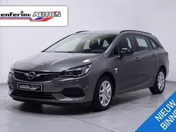 Cosmic grey (gr5) Gebruikt 2021 Opel Astra Edition Stationwagen | € 16.250 (Eerlijke prijs)