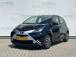 Zwart, metallic lak Gebruikt 2017 Toyota Aygo X-play Hatchback | € 6.100 (Eerlijke prijs)