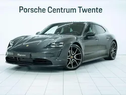 Grijs, metallic lak Gebruikt 2022 Porsche Taycan Sport Turismo Sedan | € 74.900 (Eerlijke prijs)
