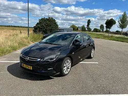 Zwart Gebruikt 2016 Opel Astra Edition Hatchback | € 8.250 (Eerlijke prijs)